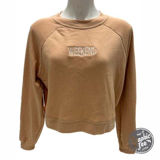 Weekend Embroidered Women's Cropped Raglan Fleece Sweatshirt - The Graphic Tee